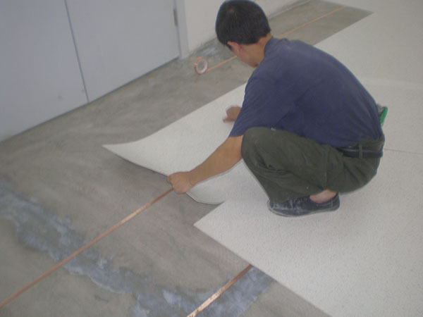 Inqubo yokufaka i-anti-static PVC floor